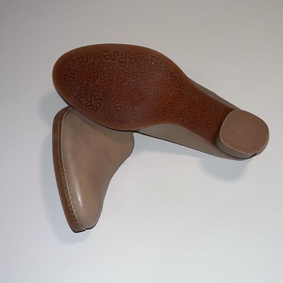 Vintage Nwot Softwalk tan leather 3” heel mules/ clogs - Picture 4 of 6
